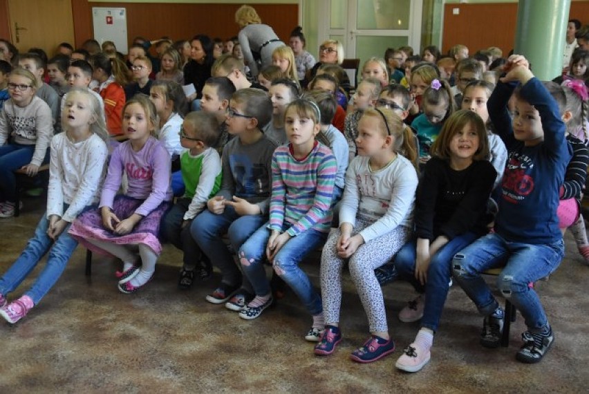 Września: "Świeć przykładem" czyli Policja, Straż Miejska i Volkswagen edukują dzieci ze Szkoły Podstawowej w Kaczanowie