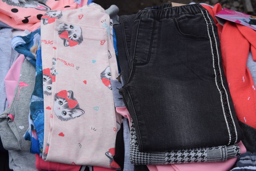 Ubrania dla dzieci na giełdzie samochodowej w Rzeszowie. Zobacz, co się sprzedaje [ZDJĘCIA]