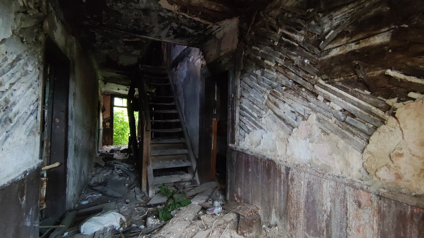 Rozpadający się drewniany dom można kupić za 3500 złotych