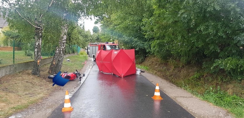 Śmiertelny wypadek we Włókach pod Bydgoszczą. Motocyklista zginął na miejscu [zdjęcia]