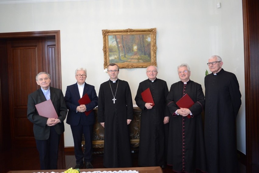 Pleszew. Ks. kanonik Tadeusz Pietrzak przeszedł na emeryturę. Otrzymał podziękowania za służbę kościołowi od biskupa kaliskiego