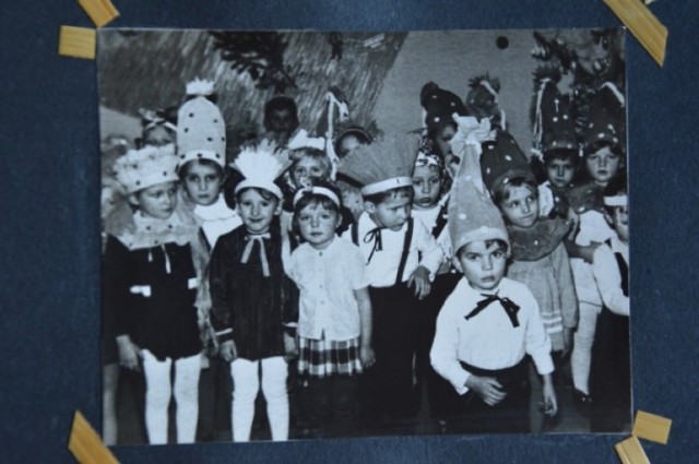 Przedszkole w Karsznicach jest najstarszą tego typu placówką w Zduńskiej Wol. Szacuje się że od 1933 roku, gdy powstało do dnia dzisiejszego pod opieką placówki mogło być nawet 8 tysięcy dzieci.
Zdjęcia pochodzą z kronik przedszkolnych
