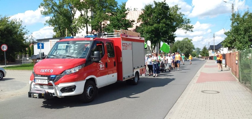 Strażacy z OSP Dąbrowa ugościli pielgrzymów z Ostrowa Wielkopolskiego