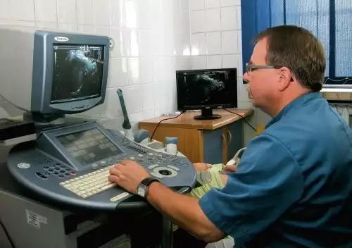Dr Piotr Szafraniec wykonuje USG z możliwością nagrania filmu na DVD.