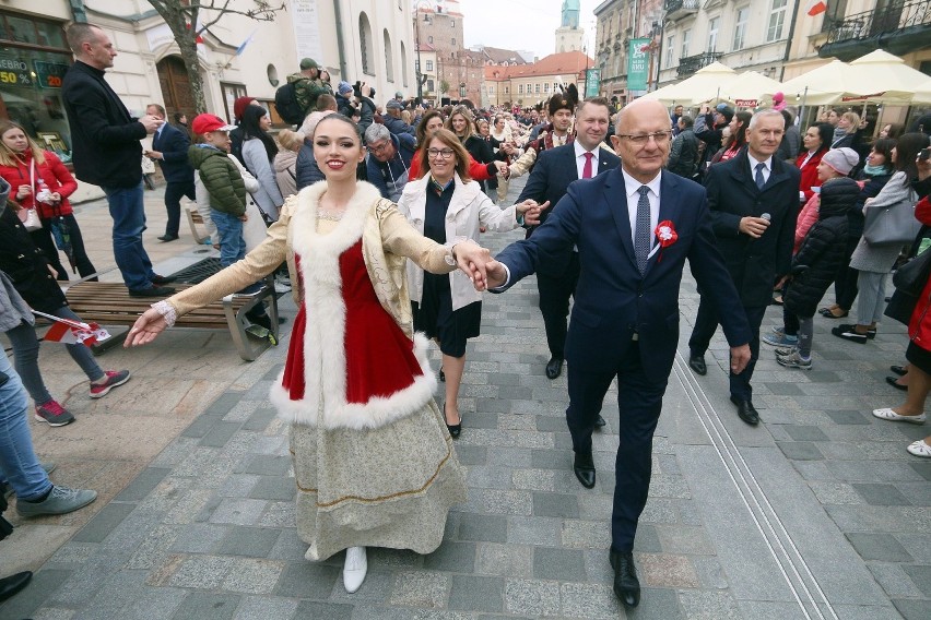 Kilkaset par przeszło przez deptak krokiem poloneza (ZDJĘCIA, WIDEO)