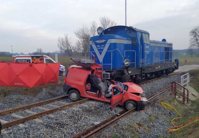 Śmiertelny wypadek na przejeździe kolejowym Drygałach k. Pisza [10.03.2020]