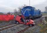 Wypadek na przejeździe kolejowym w Drygałach koło Pisza [10.03.2020]. Samochód zderzył się z lokomotywą. Nie żyje 30-letni kierowca
