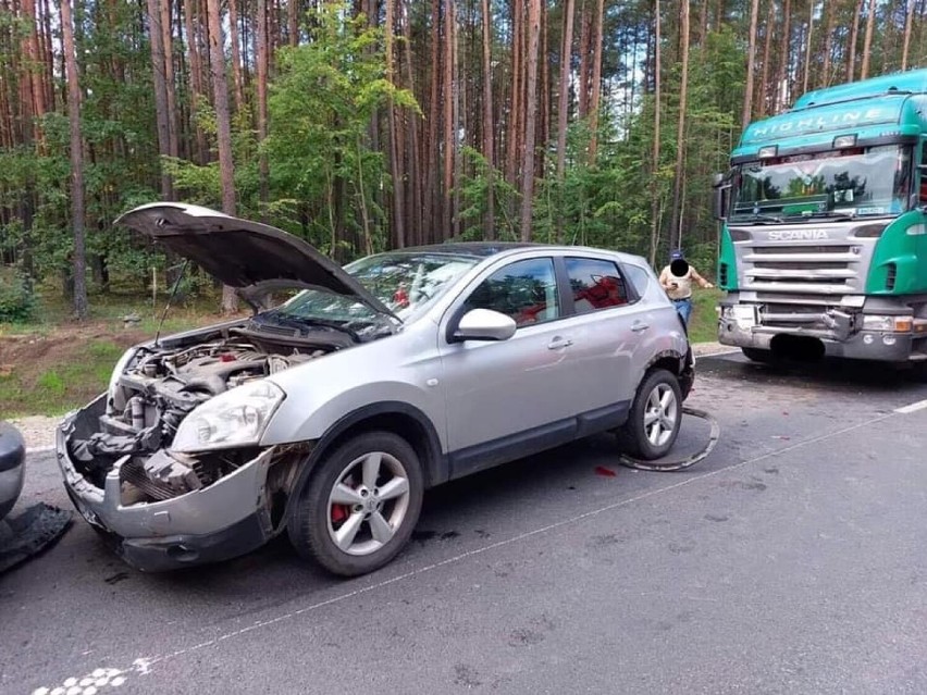 Karambol pomiędzy Łubianą, a Kornem. Ciężarówka najechała na pięć aut