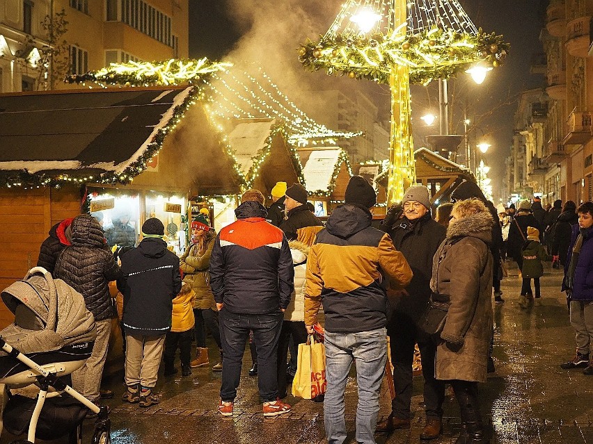 Tłumy na jarmarku bożonarodzeniowym na ulicy Piotrkowskiej w Łodzi. Ulica jest pięknie oświetlona ZDJĘCIA