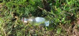 Wejherowo. Na os. Kaszubskim z 4. piętra przez okno wyrzucał butelki po alkoholu | ZDJĘCIA