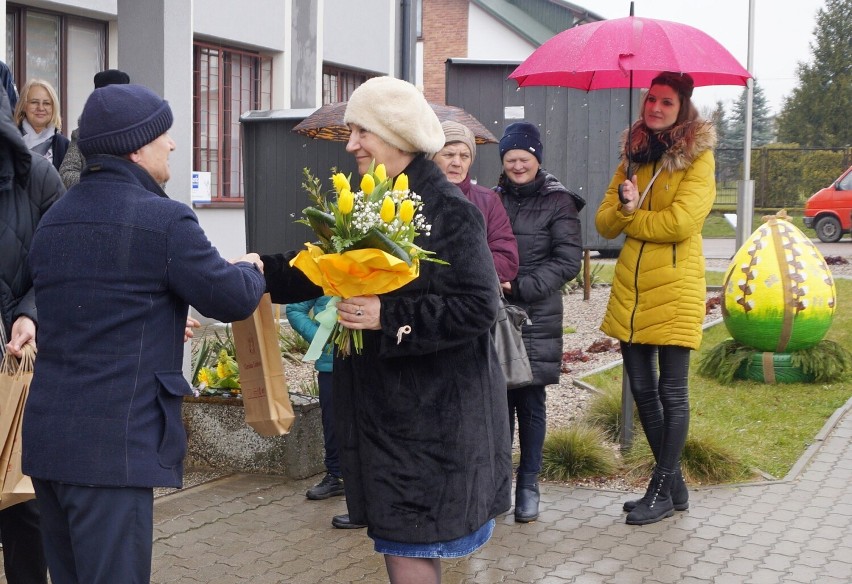 Najbardziej pisankowa wieś! Ulicami Grabowa przeszedł barwny korowód, później kilkaset pisanek ozdobiło skwer w centrum miejscowości