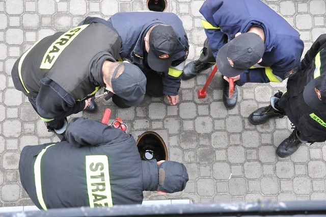 W ostatnich dniach za hydranty wzięli się też strażacy