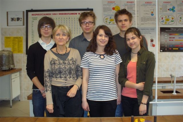 Na zdjęciu od lewej: Jakub Wesołowski, mgr inż. Wioletta Marcinkowska (nauczyciel chemii), Filip Micek, Katarzyna Krok, Łukasz Walczak, Karolina Mechelewska.