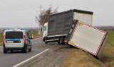 Wiatr przewrócił naczepę ciężarówki w Głogowie. Silne wichury wciąż dają się we znaki