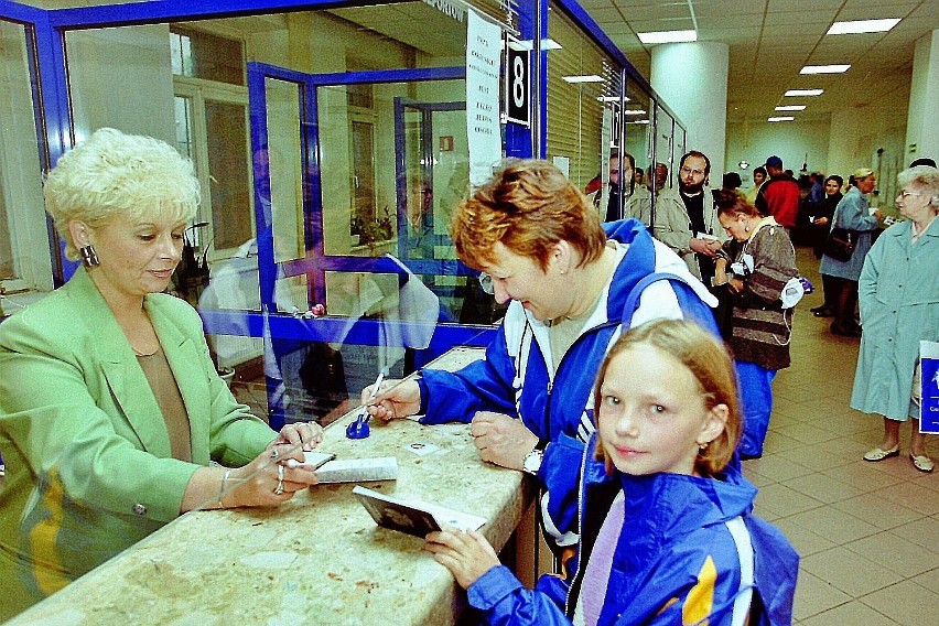 Uśmiech na twarzy, bo można odebrać paszport dla córki