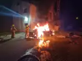 Spłonął samochód przy jednej z posesji w Leźnie. To drugi taki pożar pod tym adresem