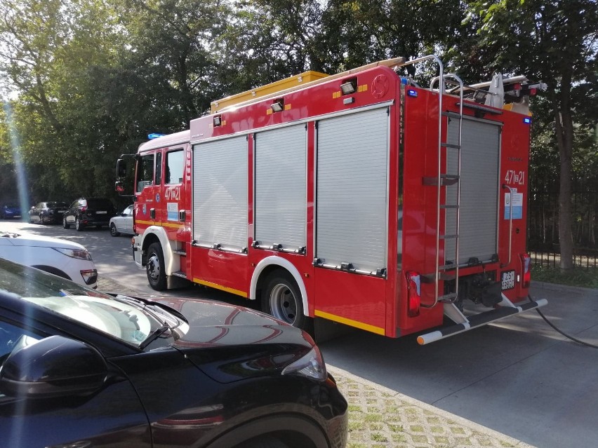 Trzy wozy strażackie pojawiły się w niedzielę na Osiedlu Jantar w Kołobrzegu