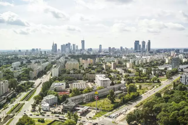 Widok na południe. W tle wieżowce - od lewej PKiN, na końcu po prawej WTT.