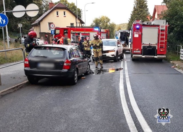 Pościg policji za kierowcami bez prawa jazdy zakończył się wypadkiem