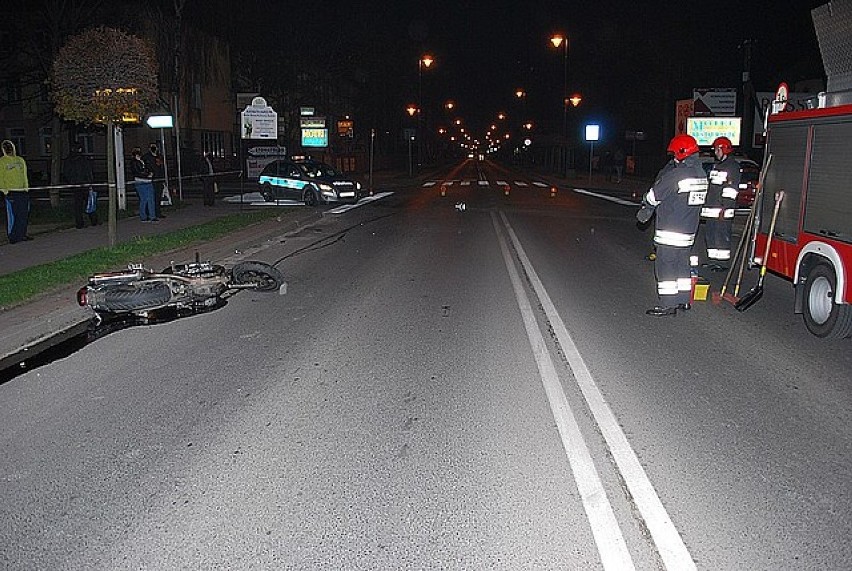 Wypadek w Ropczycach. Zderzyły się dwa samochody i motocyk
