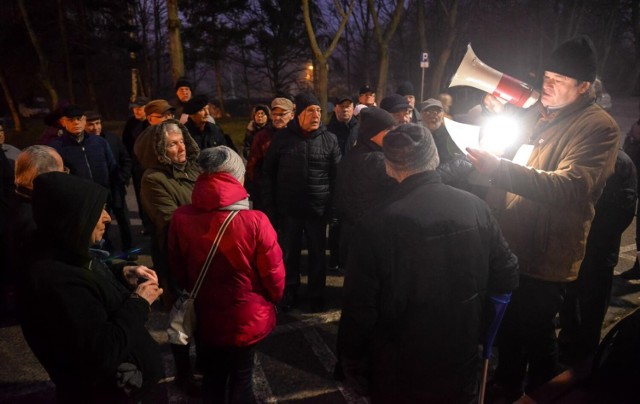 Protest mieszkańców przed siedzibą LSWM Morena w Gdańsku. Konflikt z władzami spółdzielni trwa od lat. Tu protesty z 2019 roku. 