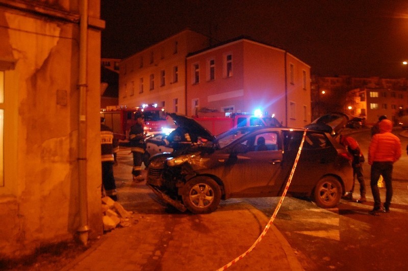 KPP Kwidzyn: Samochodem wjechał w kamienicę przy ul. Podjazdowej