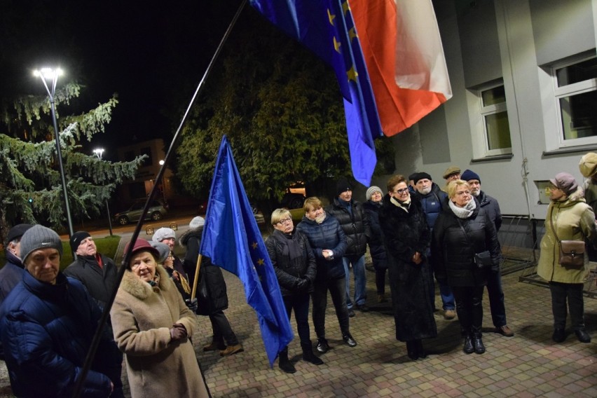 Przed sądem w Zduńskiej Woli mieszkańcy przeciwko kneblowaniu sądów [zdjęcia]