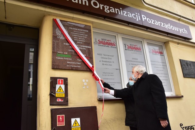 Odsłonięcie tablicy upamiętniającej ludzi "Solidarności" robotniczej i rolniczej na budynku przy ul. Śniadeckich w Żninie.