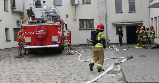 Akcja strażaków na terenie Komendy Powiatowej Policji w Żninie.