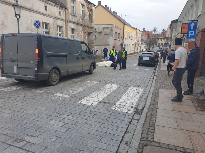 Poszkodowany 46-letni pieszy trafił do szpitala w Świeciu