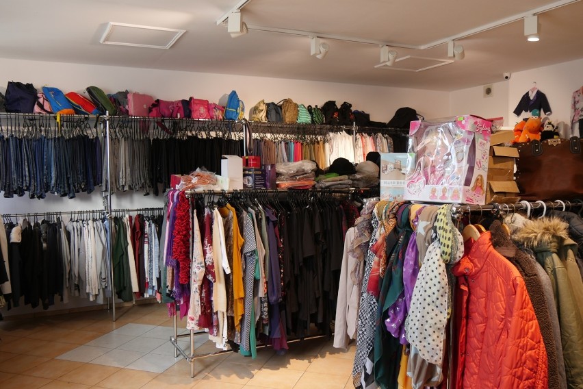 Gdzie znajdują się sklepy z odzieżą używaną w Legnicy i...