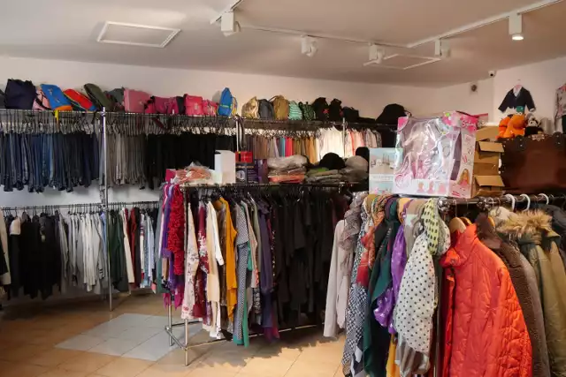 Gdzie znajdują się sklepy z odzieżą używaną w Legnicy i jakie ceny proponują? Dowiedz się, oglądając galerię!