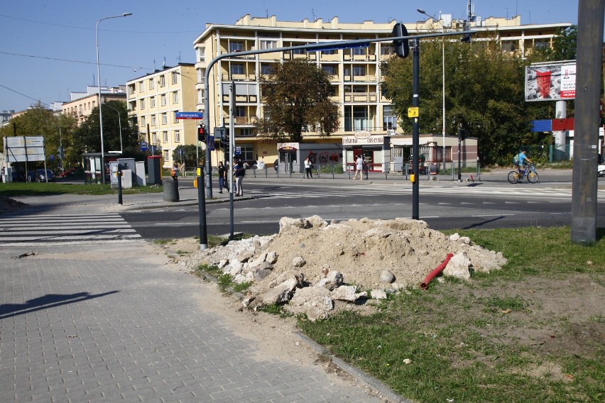 Remont Ronda Solidarności w Łodzi. Układanie asfaltu [ZDJĘCIA]