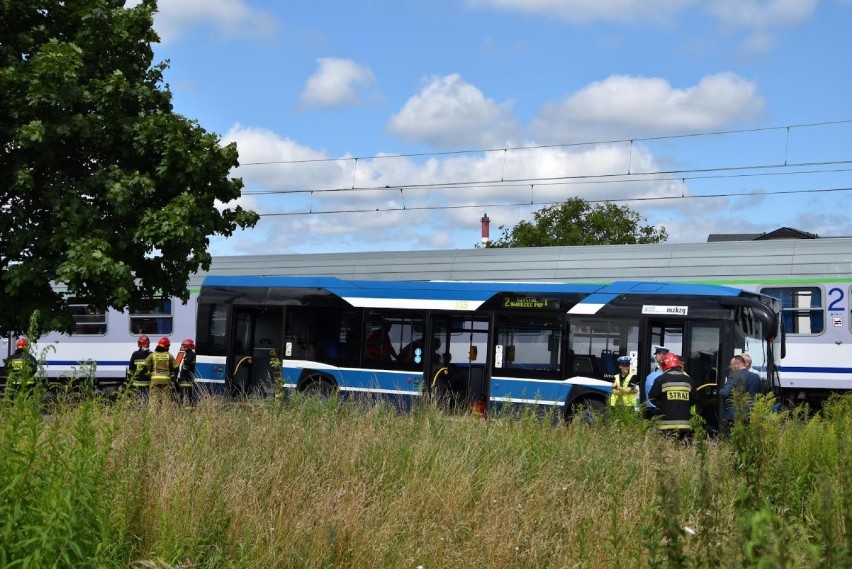 Wejherowo: autobus wylądował w rowie przy przejeździe kolejowym. Jedna osoba poszkodowana [ZDJĘCIA]