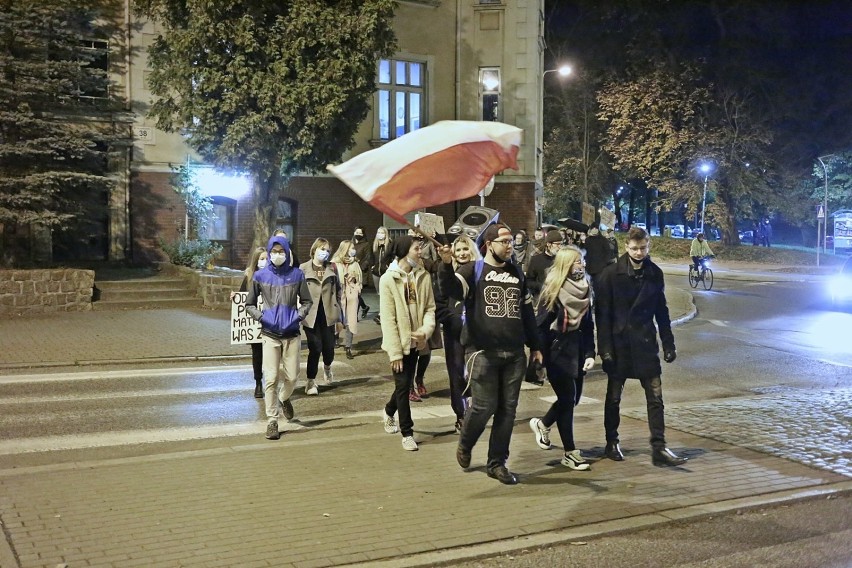 Protestujący spacerowali wokół Ronda Solidarności, po czym...