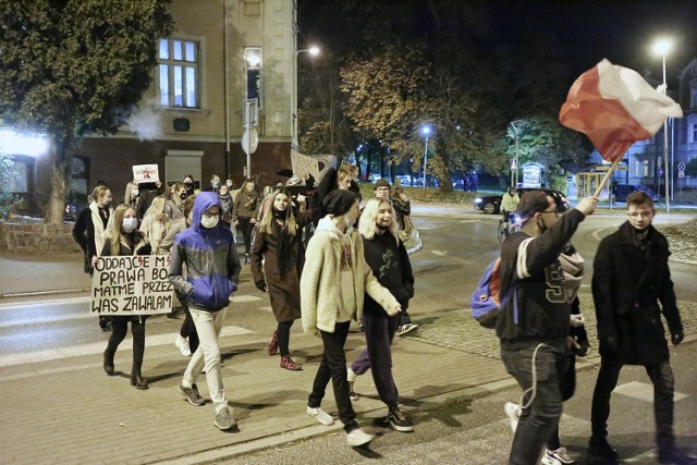 Protestujący spacerowali wokół Ronda Solidarności, po czym zakończyli pikietę pod siedzibą PiS