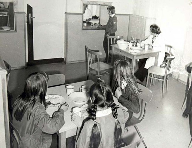 Tak wyglądała stołówka w latach 70-tych Szkoły Podstawowej nr 2 w Zgorzelcu.