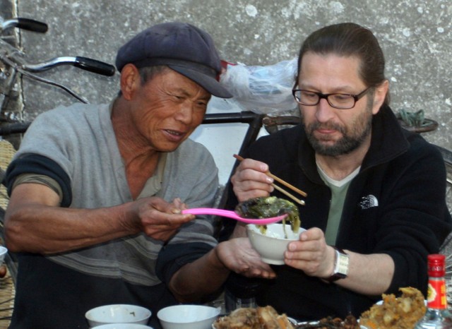 Podróżnik Marek Pindral podczas kosztowania tradycyjnej chińskiej potrawy.