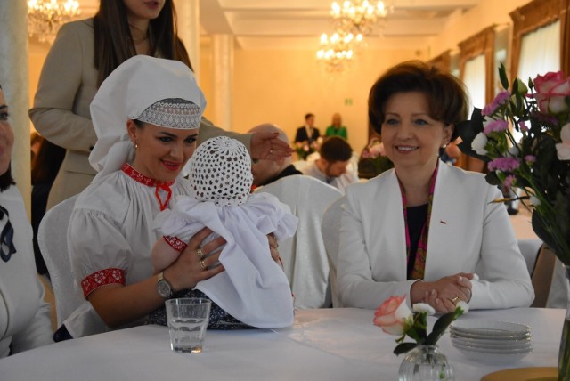 Minister rodziny i polityki społecznej Marlena Maląg spotkała się z rodzinami w Istebnej. 

Zobacz kolejne zdjęcia. Przesuwaj zdjęcia w prawo - naciśnij strzałkę lub przycisk NASTĘPNE