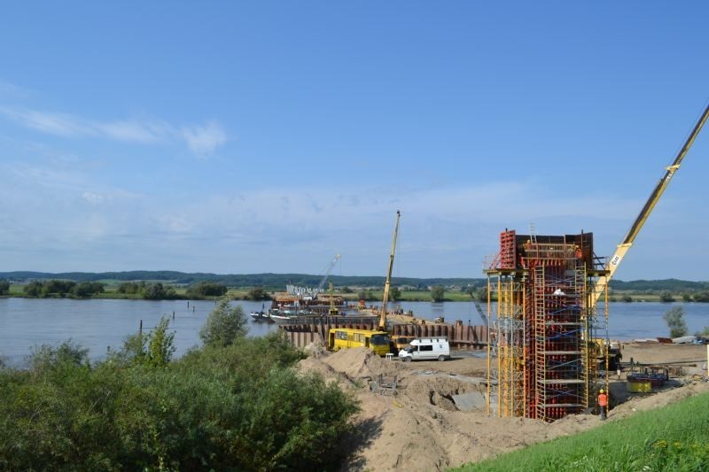 Sierpniowe prace przy budowie mostu. Na jakim etapie znajduje się inwestycja? [FOTO]