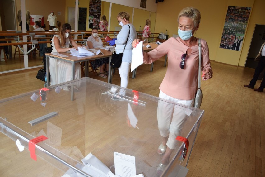 Wybory w Szczecinku w obiektywie. Nocne czuwanie członków komisji [zdjęcia]
