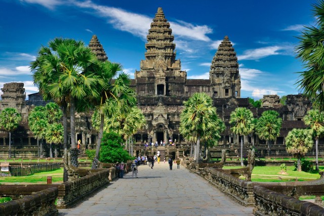 Angkor Wat, główna świątynia Angkoru, dawnej stolicy Kambodży. Pierwotnie wzniesiona ku czci hinduistycznego boga Wisznu, od XII w. do dziś służy buddystom. Kolosalne twarze uśmiechniętego Buddy, pokrywające mury Angkor Wat, to jedna z ikon Kambodży, a charakterystyczna sylwetka świątyni z trzema wieżami widnieje na fladze państwa.