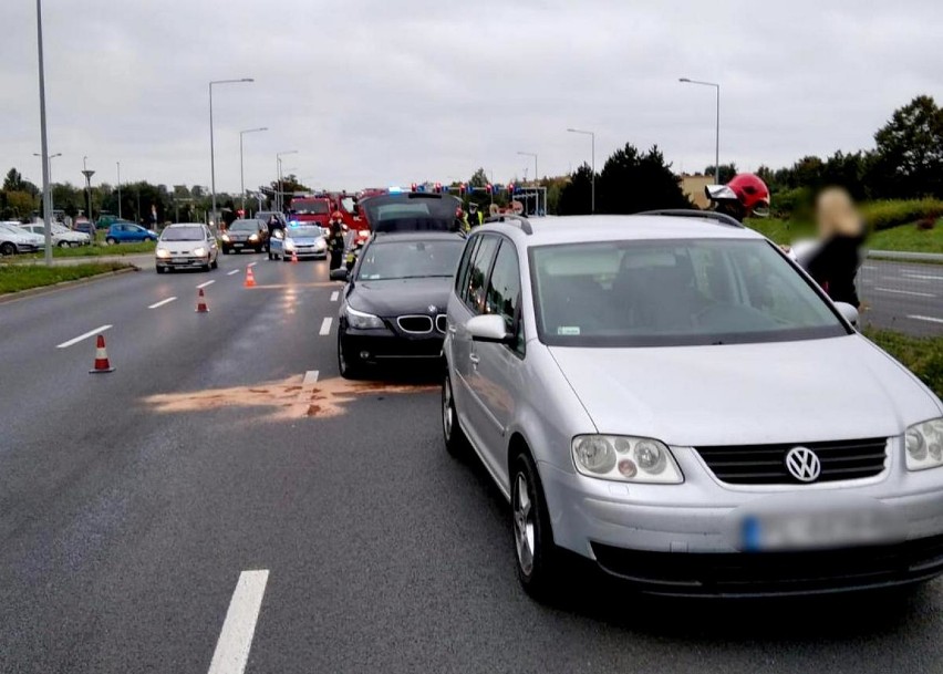 Leszno. Wypadek pięciu aut na Alejach Konstytucji 3 Maja. Zablokowane zostały dwa pasy [ZDJĘCIA]