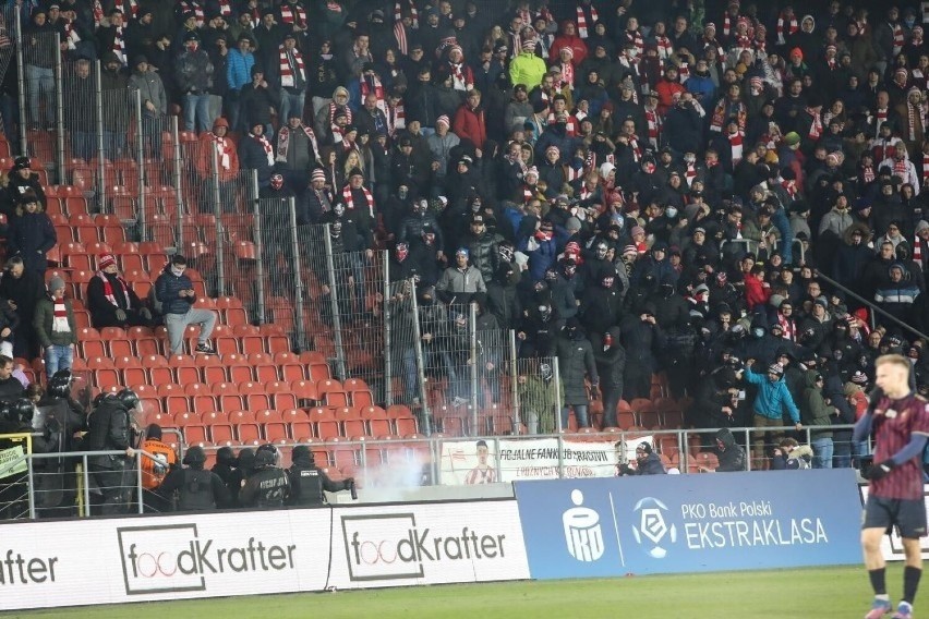 Kraków. Burdy na stadionie Cracovii podczas meczu z Pogonią. Policja zatrzymała najbardziej agresywnych kiboli