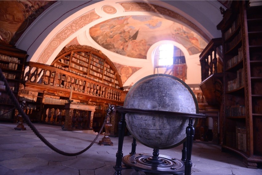 Biblioteka klasztorna, mieszcząca się na piętrze skrzydła...