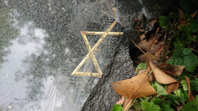 Sprawcy zniszczyli 67 nagrobków na cmentarzu żydowskim w Bielslku-Białej