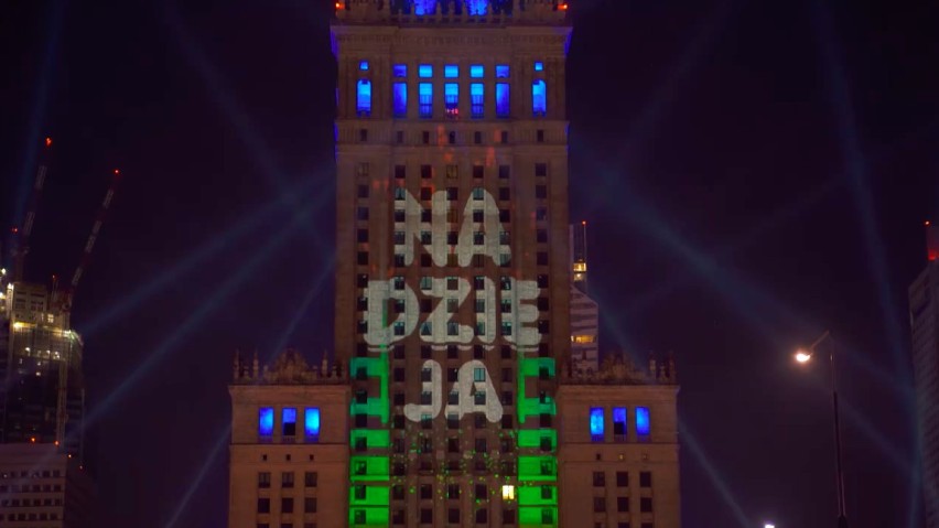 Sylwestrowy pokaz świateł w Warszawie. Spektakularny widok na fasadzie Pałacu Kultury i Nauki