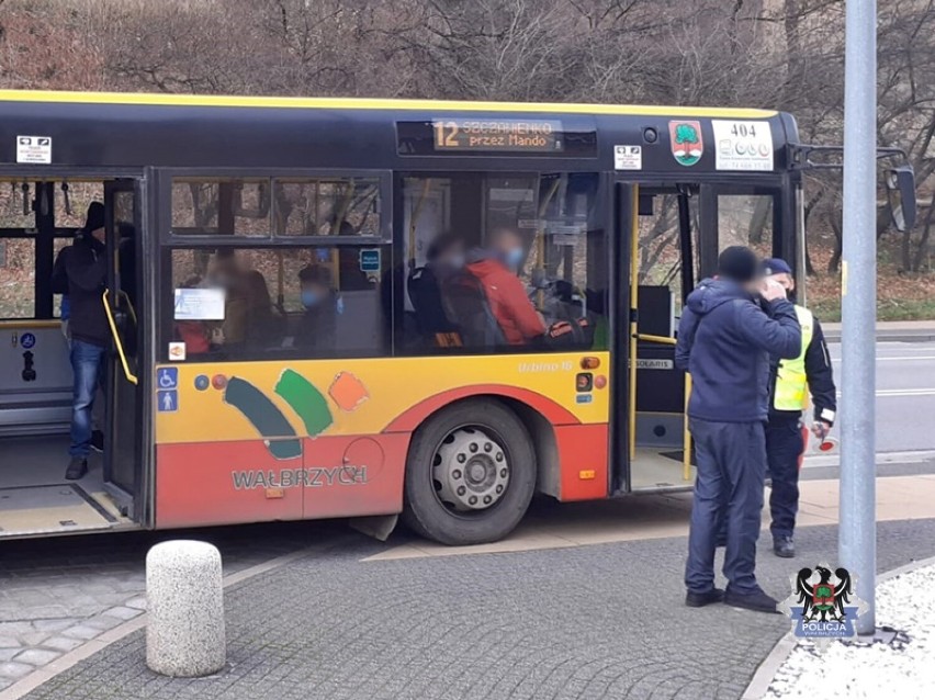 Policjanci zatrzymują autobusy w Wałbrzychu i sprawdzają,...