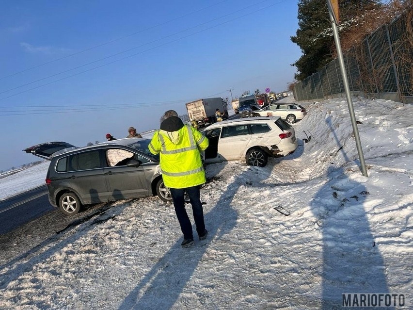 Kolizja na drodze krajowej nr 45 w Zimnicach Wielkich. Zderzyły się trzy samochody
