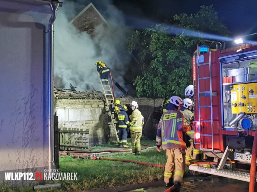 Pożar stodoły w Kębłowie. Działania strażaków trwały 3 godziny